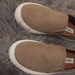 NEVER WORN Steve Madden slip ons
